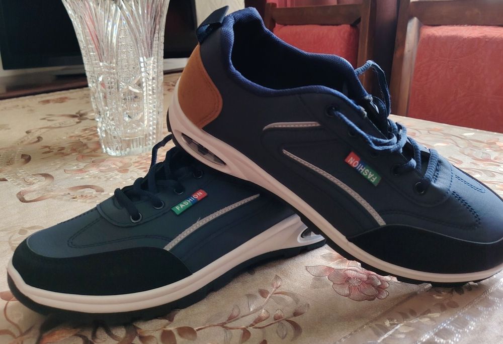 Продам новые мужские демисезонные кроссовки.