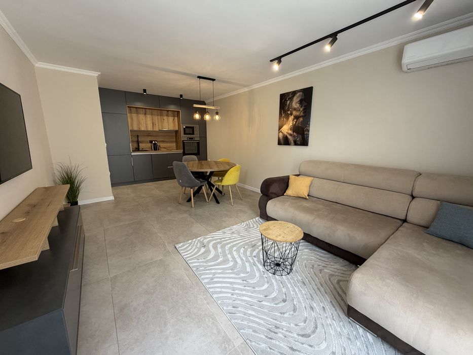 Двустаен апартамент в Casa Moderna, с включен гараж и входни такси.