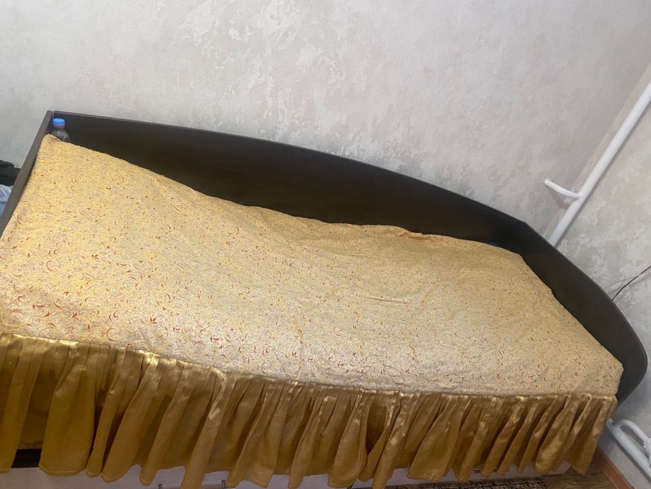 Продам кровать с матрасом