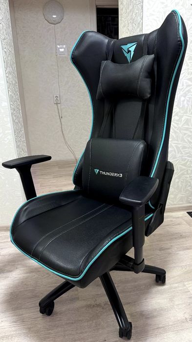Продам игровое кресло ThunderX3 UC5.