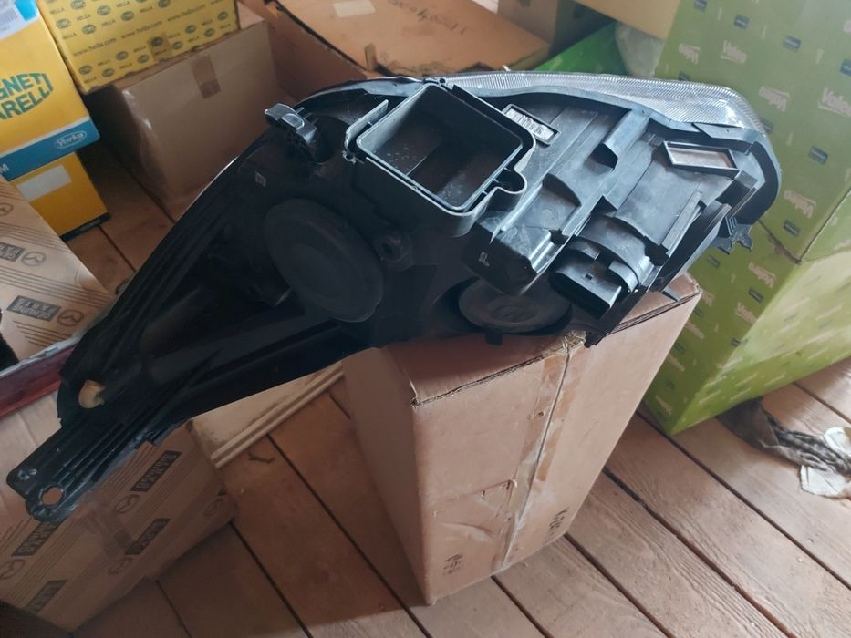 Far dreapta F1EB-13W029 focus 3 2014-2020
Ford Focus generatia 3 [face