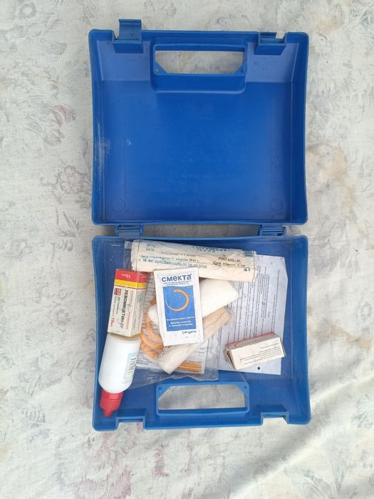 Продам аптечку для авто.