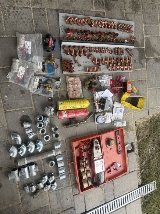 Vind diverse instalati sanitare toate noi la pachet