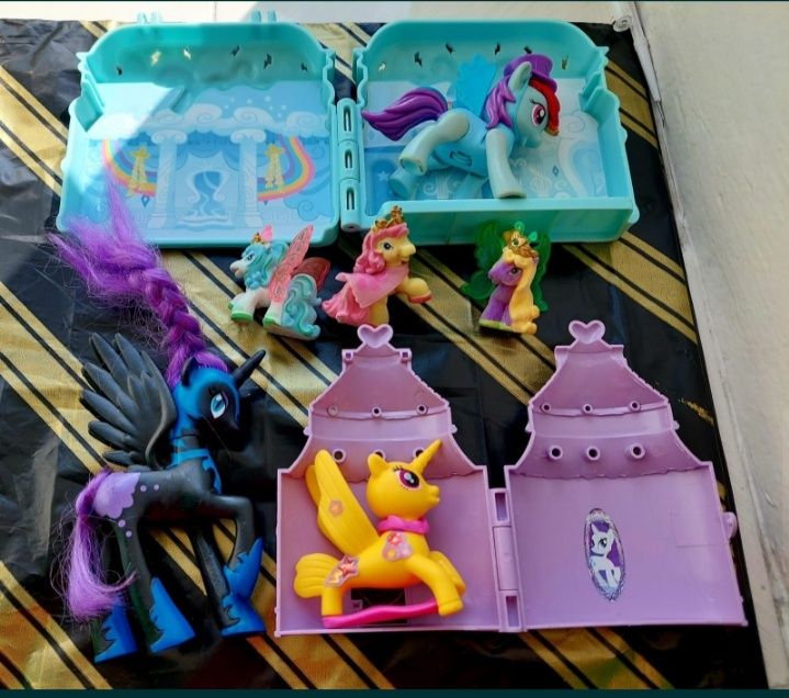 Пони большие и маленькие .