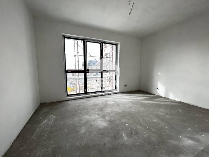 Четиристаен  апартамент за продажба, с големи стаи, в новопостроен ком