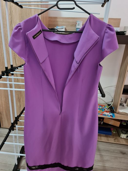 Rochie lila scurtă Roccobarocco cu bandă logo neagră