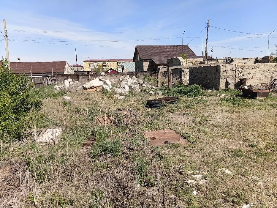 Продам участок с постройками