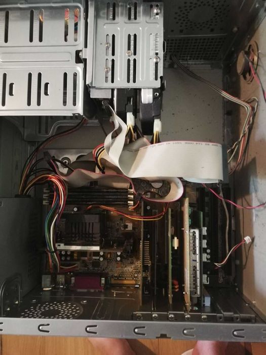 Продавам или заменям работещ компютър на слот 1