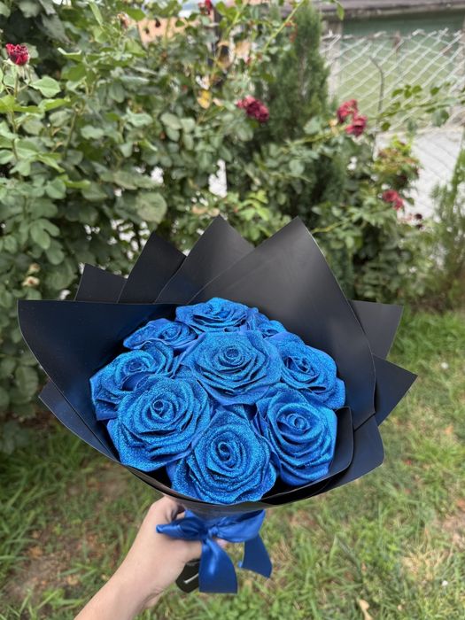 Букет от 9 сатенени рози с брокат