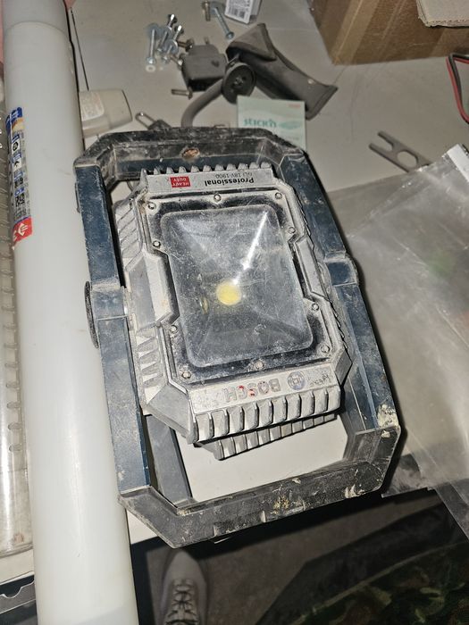 Фонарь Bosch на аккуме тока без аккума и зарядки