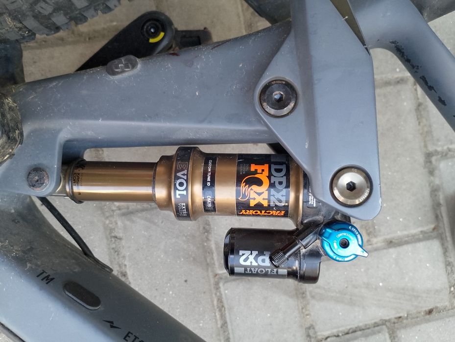 Schimb cu shock fox pe arc sau pe arc kashima de 140 MM  cu un shock fox factorul dpx2 de 140 MM care nu prea tine aer (are200 psi darse lasă cala 150