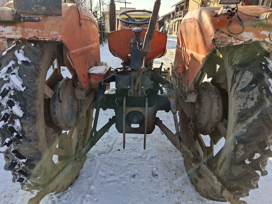 Vând tractor fiat 550