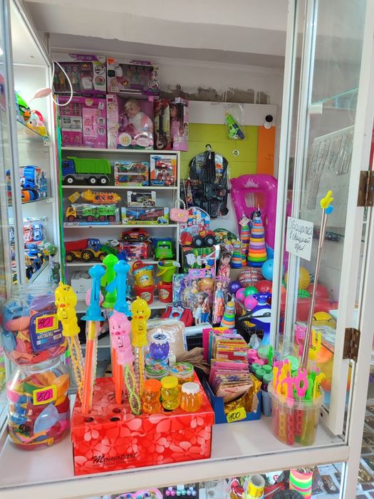 Продам угловую витрину