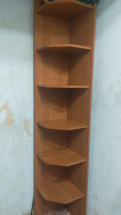 Продается угловая настенная полка-шкаф.