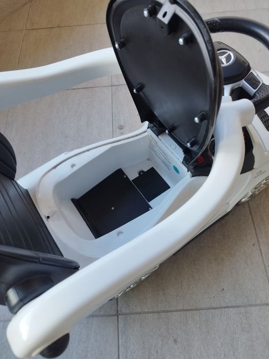 Детска кола Мерцедес AMG Бяла