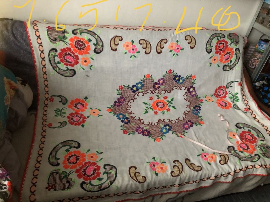 Față de masă cusută manual