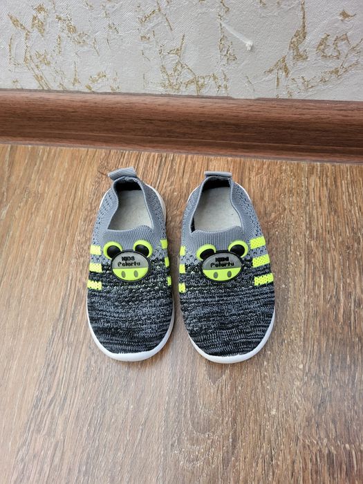 Продаются Кроссовки изики