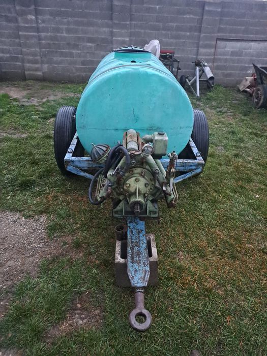 Vand remorca si cisternă de tractor