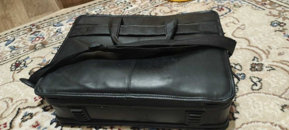Кожаная сумка для ноутбука и документов.