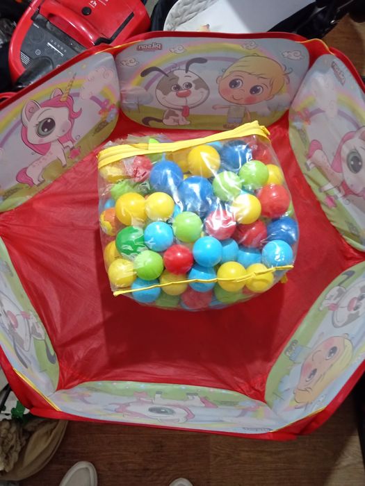 Топки с басей и играчки