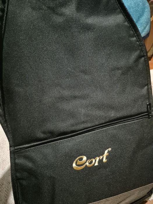 Продам акустическую гитару cort