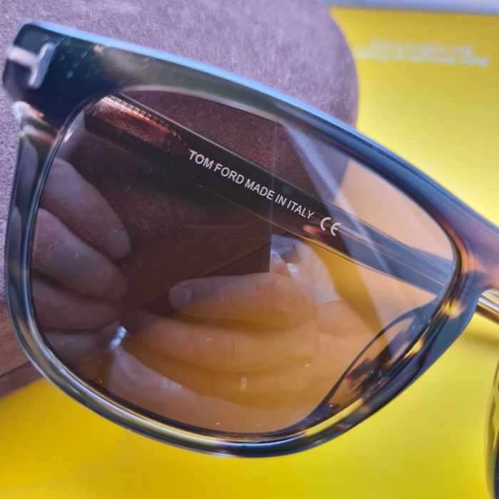 Солнцезащитные очки.