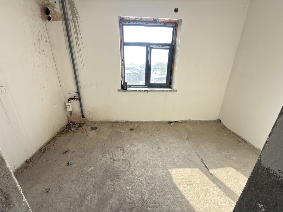 Etaj sotiladi manzil toshloq porkratura oldida