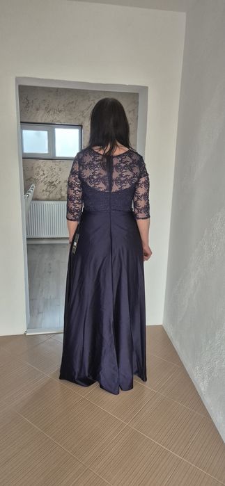 Rochie lungă de seară, bleumarin, cu partea superioară din dantelă  și fustă amplă din satin.