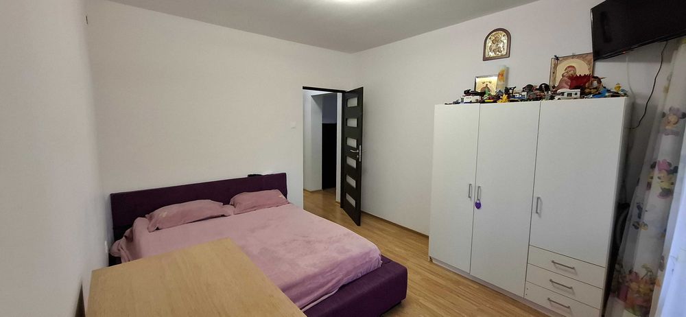 Apartament 3 camere decomandat, central – Onești | 59 mp | Parcare inclusă
