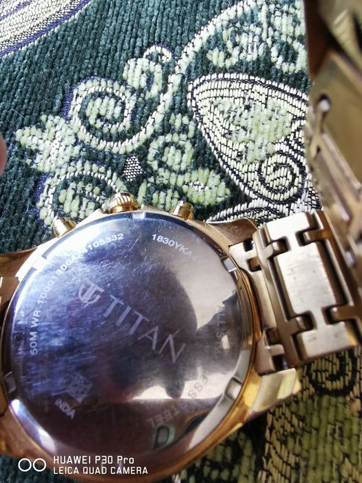 Часовник royal titan watches men
 

По верижката се виждат някакви петна не знам от какво са.