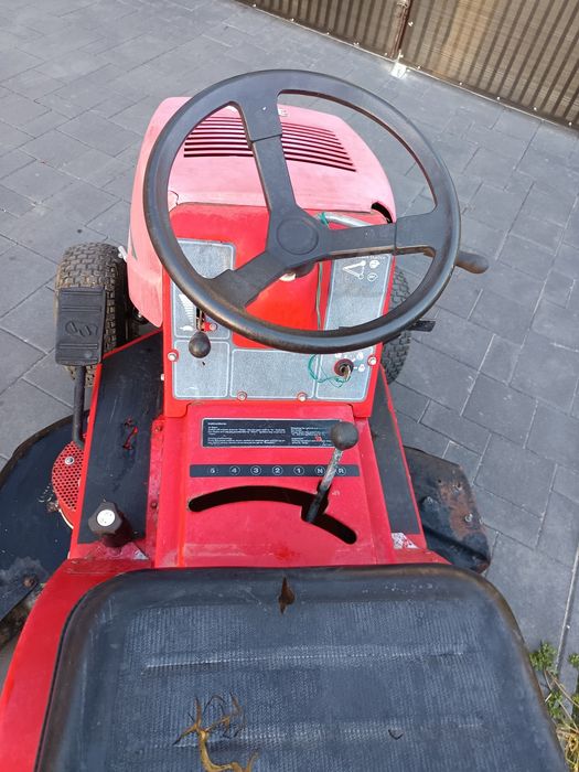 Tractoras tuns iarba