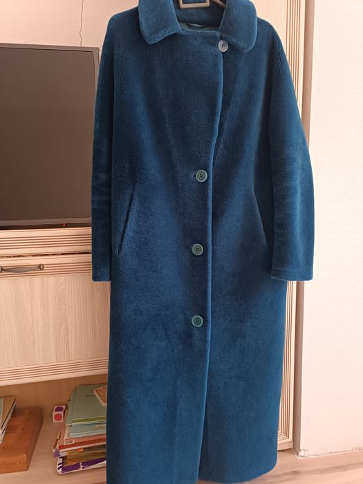 Шубка из овчины, синяя,длинная, очень стильная