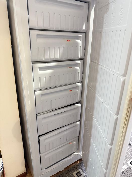 Продам морозильную камеру INDESIT