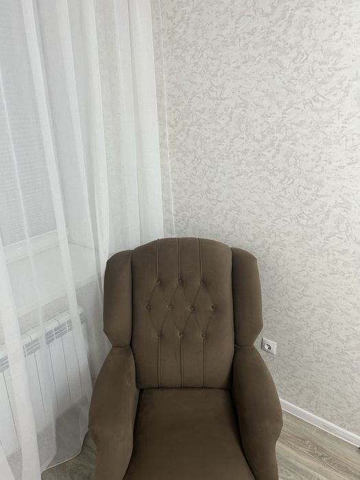 Кресло с белыми ножками