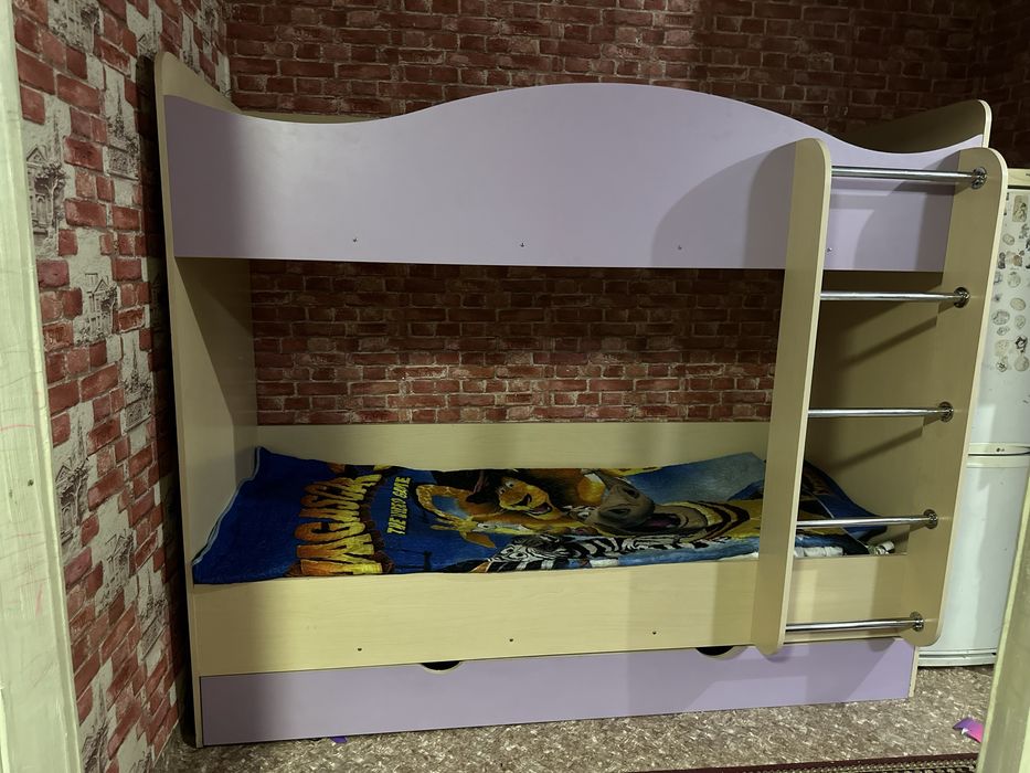 Продам двух яростный кровать 200*90 , без матраса , в хорошем состояни