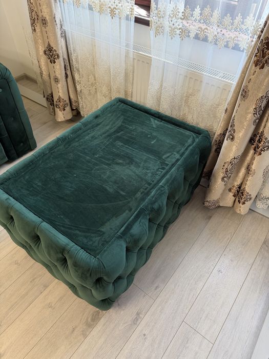 Masă de cafea Chesterfield, catifea verde smarald – stare foarte bună