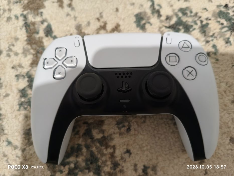 Vând ps5 slim digital cu upgrade la disc drive și stand inclus