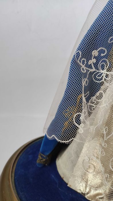 Голяма восъчна фигура на Мадоната и Младенеца в прозрачен овален купол