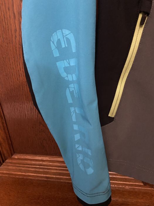 Vând jachetă softshell Edelrid Tricia