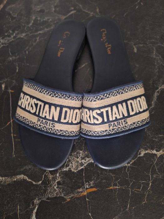 Продавам чехли, носени броени пъти