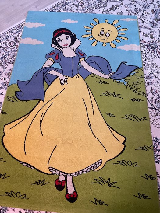 Ковер для детской комнаты в хорошем состоянии