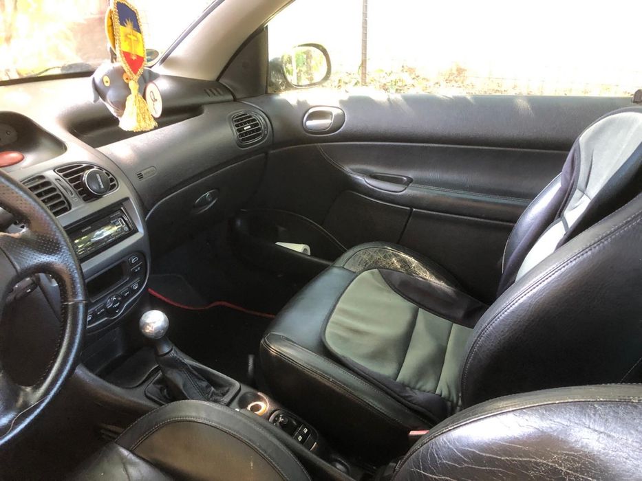 Vând Peugeot 206 CC Cabrio, an 2002, motor 2.0 benzină, 136 CP.