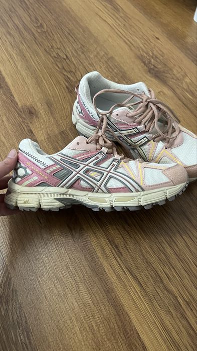 Женские кроссовки asics