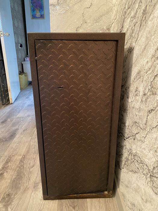 Продам металлический оружейный сейф