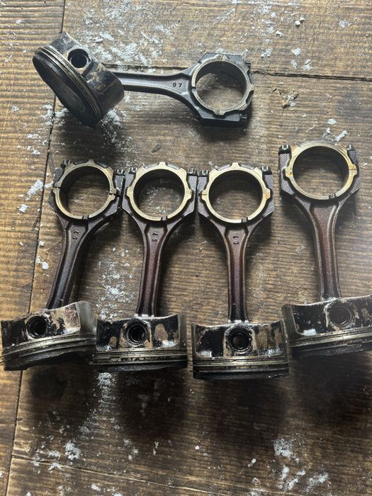 Детали двигателя по запчастям