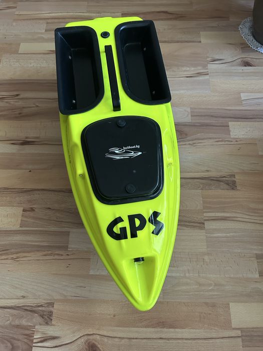 Лодка за захранка със gps и автопилот