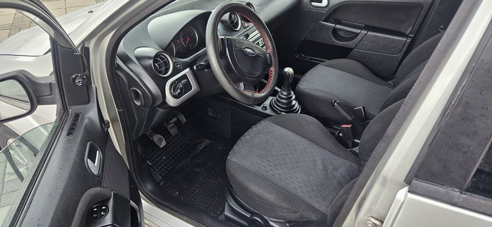Ford fiesta 1.4 benzină stare bună acte la zii