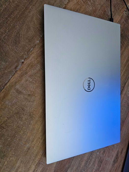 Лаптоп dell xps 17 9700 i9 10885h 32gb rtx 2060