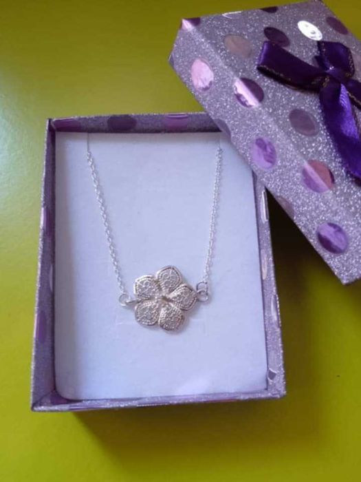 Елегантна, нова, сребърна гривна в кутия