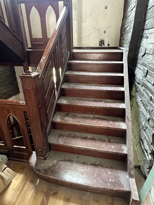 Прочная лестница из хорошего дерева